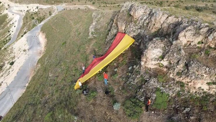 Galatasaray bayrağı Batman’da tepeye asıldı