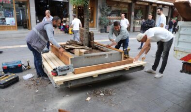 Gazi Caddesi bankları yenilendi