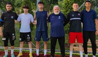 Genç futbolcular eski kulüplerine vefa ziyareti yaptı
