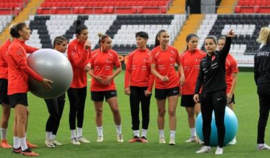 Genç yaşta antrenör oldu, Milli takımı yönetiyor