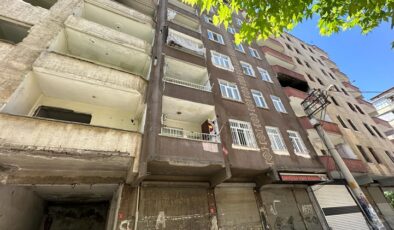 Bağlar’da iki hasarlı binanın ortasında sağlam kalan bina