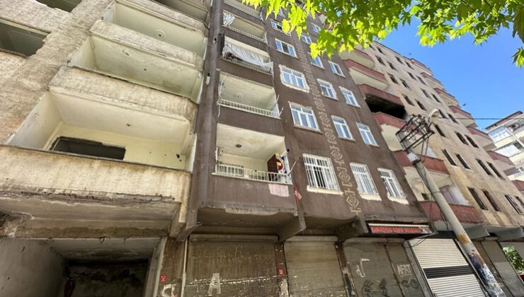 Bağlar’da iki hasarlı binanın ortasında sağlam kalan bina