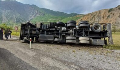 Hakkari’de yakıt tankeri yan yattı