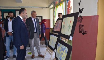 Hani Kaymakamı Yüksel resim sergisini gezdi