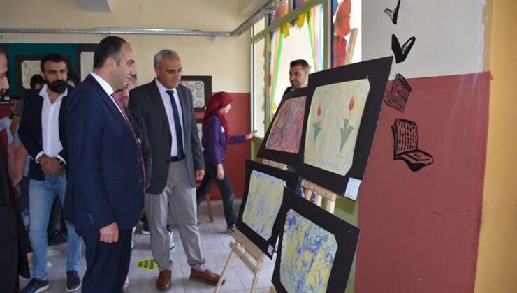 Hani Kaymakamı Yüksel resim sergisini gezdi