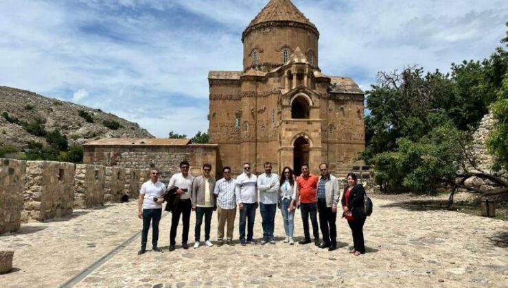 Iraklı turistler Van’ın tarihi ve turistik yerlerini gezdi