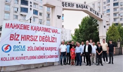 Kaçak elektrik çekerken pankart astılar