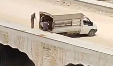 Kamyonetteki çöpleri dereye boşalttılar