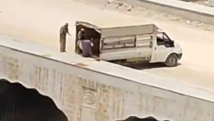 Kamyonetteki çöpleri dereye boşalttılar