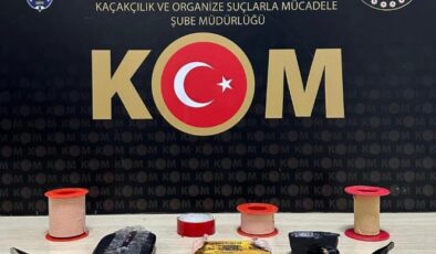 Kars’ta ehliyet sınavında kameralı kopya yakalandı