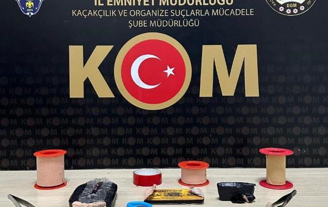 Kars’ta ehliyet sınavında kameralı kopya yakalandı