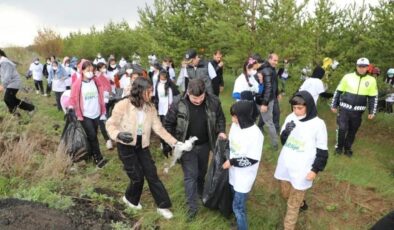 Hatıra ormanındaki çöpler toplandı