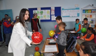 Kars’ta hayırsever iş kadınından öğrencilere destek