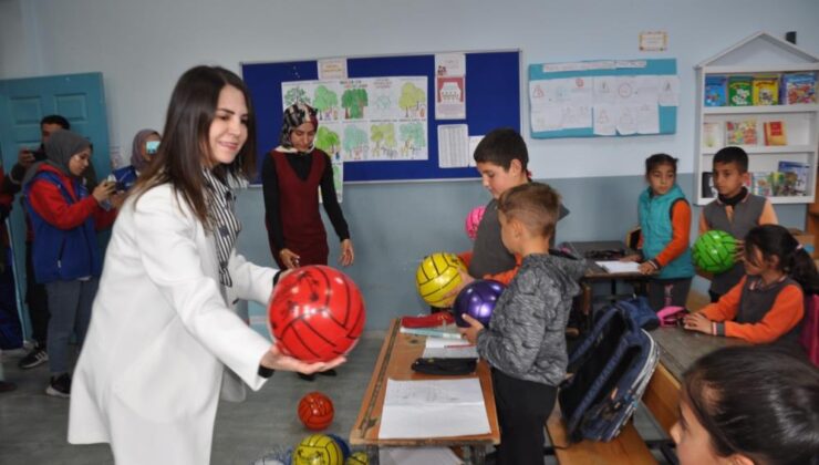 Kars’ta hayırsever iş kadınından öğrencilere destek