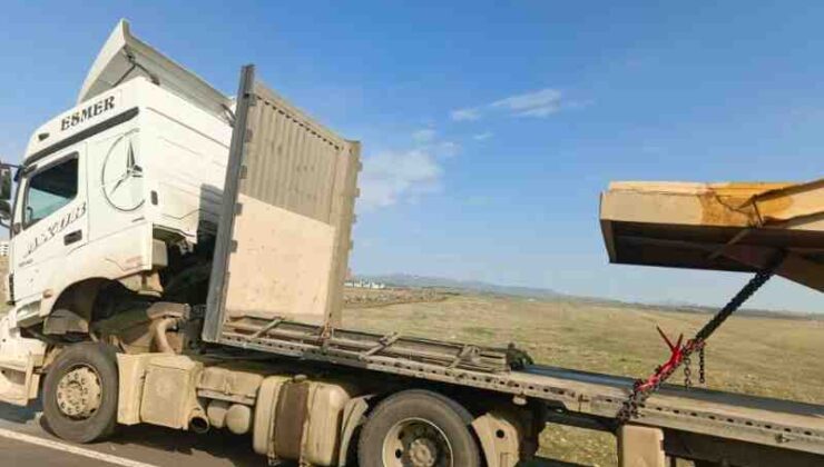 Kars’ta seyir halindeki tır alev aldı