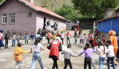 Köy çocukları Kızılay gönüllüleriyle doyasıya eğlendi