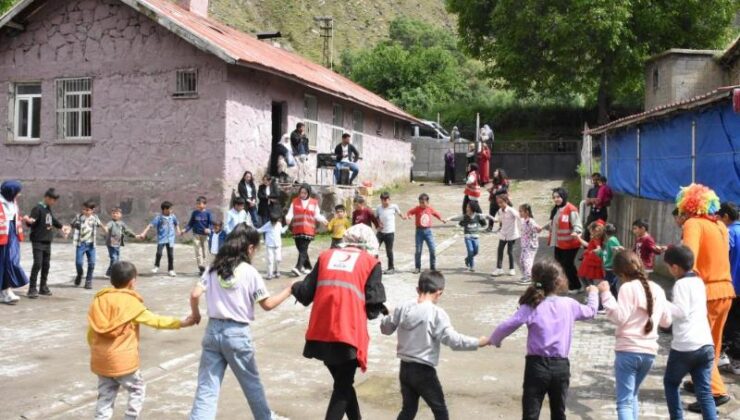 Köy çocukları Kızılay gönüllüleriyle doyasıya eğlendi