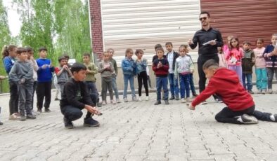 Köy çocukları kendi topaçlarıyla yarıştı