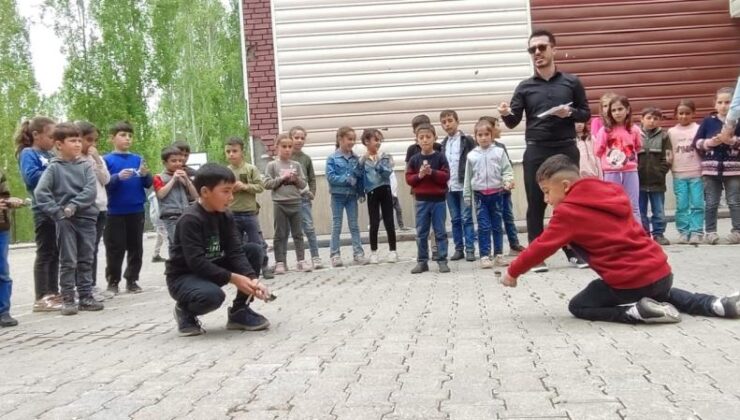 Köy çocukları kendi topaçlarıyla yarıştı