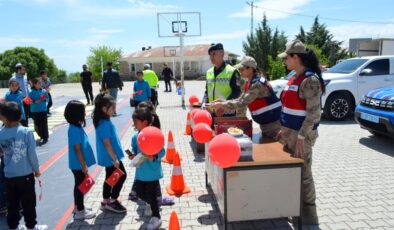 Köy okulunda trafik eğitimi ve şölen