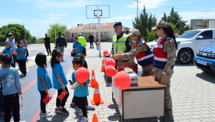 Köy okulunda trafik eğitimi ve şölen