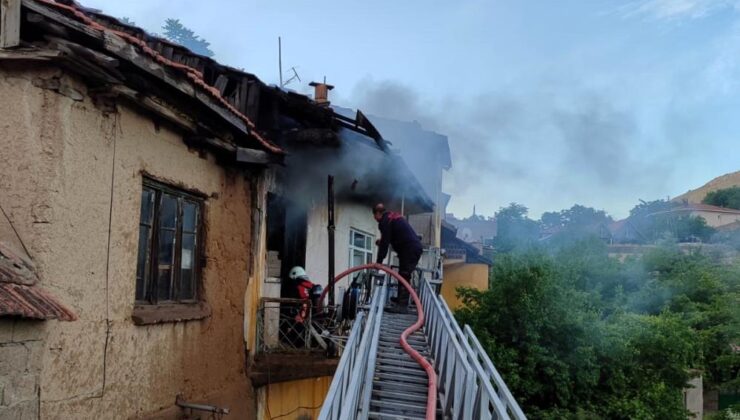 Malatya’da ev yangını, 2 kişi dumandan etkilendi