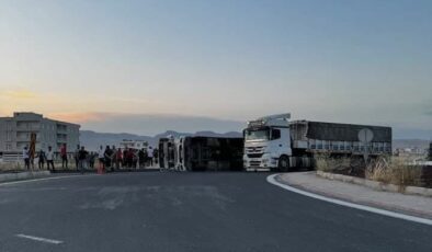 Mardin’de buğday yüklü kamyon devrildi
