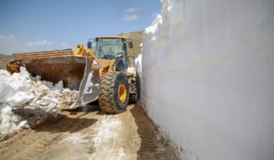 Mayıs ayında 5 metreyi bulan karda yol açma çalışması