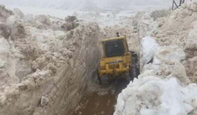 Yüksekova’da Mayıs’ta 5 metre karda yol açma çalışması