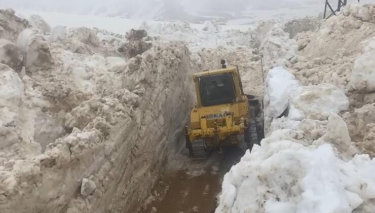 Yüksekova’da Mayıs’ta 5 metre karda yol açma çalışması