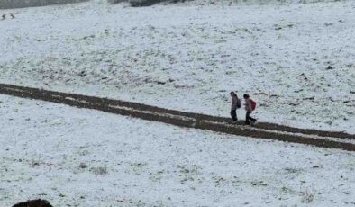 Mayıs ayında kar esareti: Her yer beyaza büründü