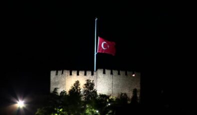 Milli yas ilanının ardından Türkiye’de bayraklar yarıya indirildi