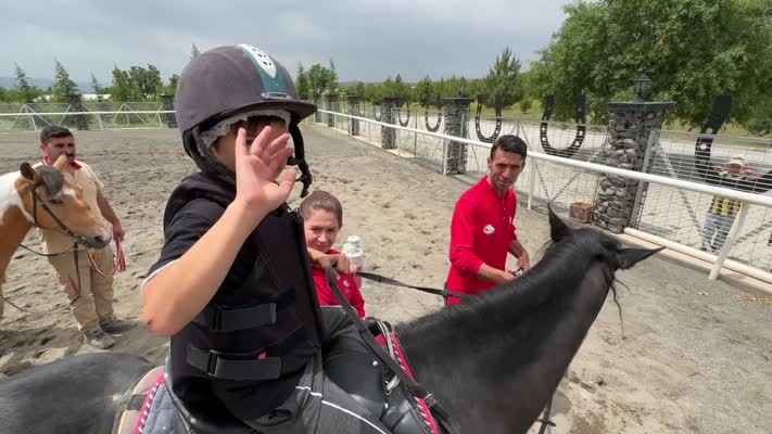 Misafir edilen Ahıska Türkü çocuklar için hipodromda etkinlik yapıldı