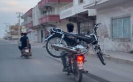Motosiklet üzerinde motosikletle tehlikeli yolculuk