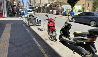 Motosikletine çarpanı fırçayla kovaladı