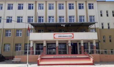 Öğrencilerin tartışmasına dahil olan velilerden 1 kişi bıçaklandı