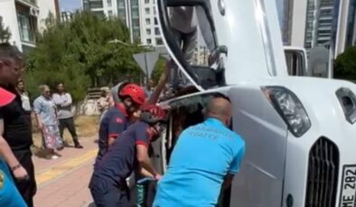 Otomobilde sıkışan şahıs itfaiye ekiplerince çıkartıldı