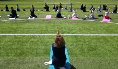 Öğrenciler açık havada yoga yaptı