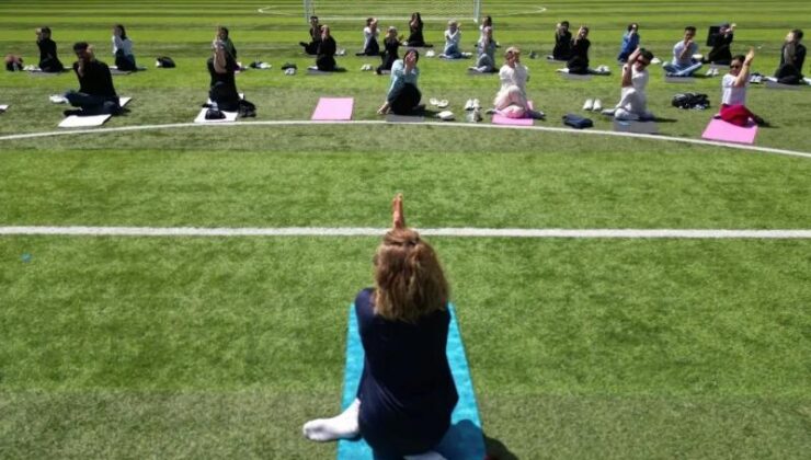 Öğrenciler açık havada yoga yaptı