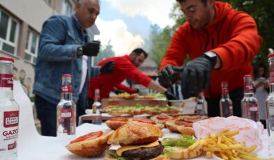Öğrenciler hamburgerle tanıştı