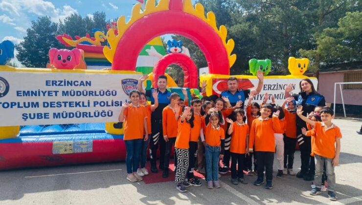 Okul bahçelerine kurulan balon park çocukları eğlendiriyor