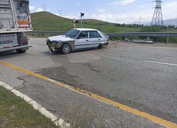 Otomobil bariyerlere çarptı, 1 yaralı