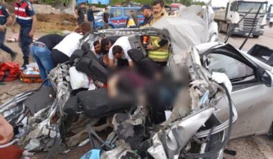 Otomobil ile tır çarpıştı: 2 ölü, 3 yaralı