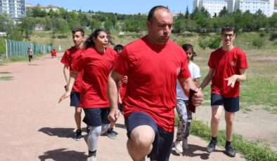 Özel sporcular atletizm yarışmasında ter döktü
