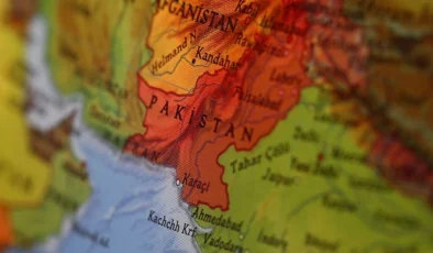 Pakistan’da otobüs vadiye uçtu: 20 ölü