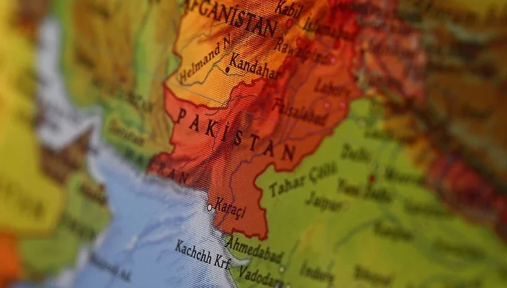 Pakistan’da otobüs vadiye uçtu: 20 ölü