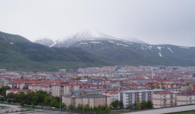 Palandöken’in zirvesi beyaza büründü