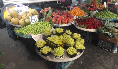Pazar tezgahları yaz meyveleriyle renklendi