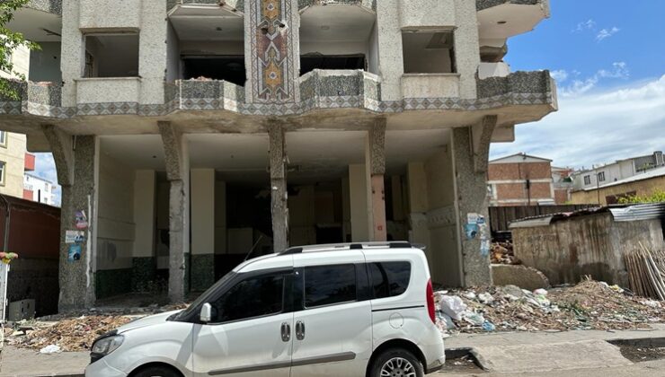 Diyarbakır’da yıkılmayı bekleyen Refah Apartmanı çöplüğe döndü