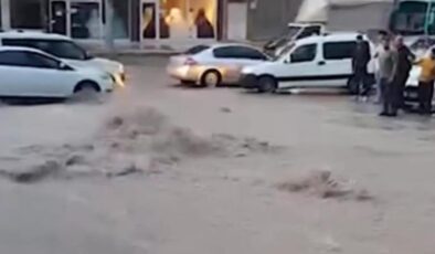 Şanlıurfa’da sağanak yağış, cadde ve sokaklar göle döndü